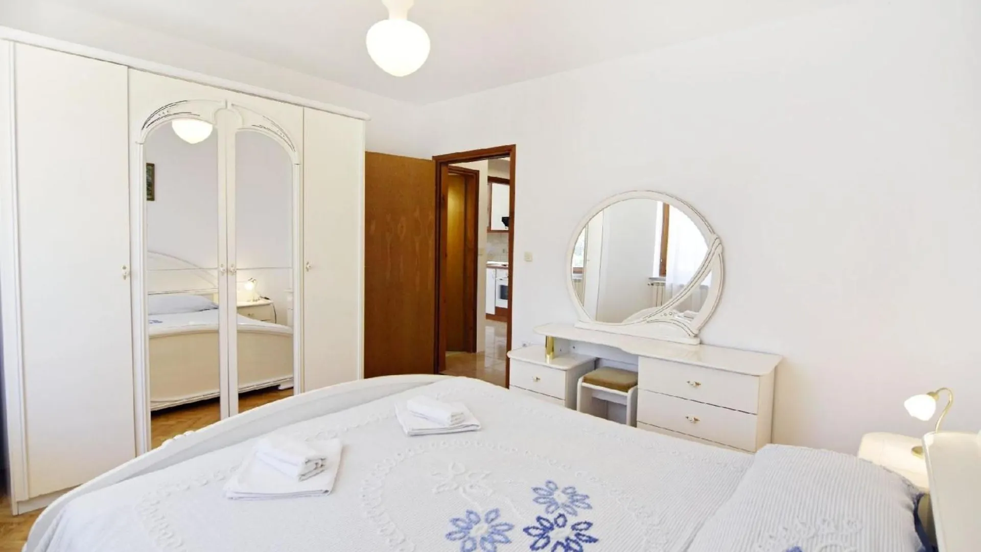 Apartment Mit Zwei Schlafzimmern In Strandnaehe Bašanija